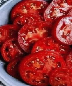 Eating Tomatoes: A Powerful Ally for Your Health and Your Kitchen