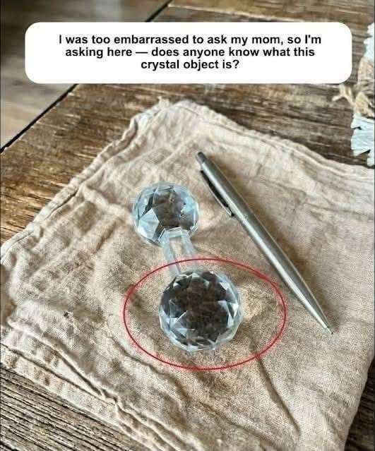 I was too embarrassed to ask my mom, so I’m asking here — does anyone know what this crystal object is? 𝗖𝗵𝗲𝗰𝗸 𝟭𝘀𝘁 𝗰𝗼𝗺𝗺𝗲𝗻𝘁